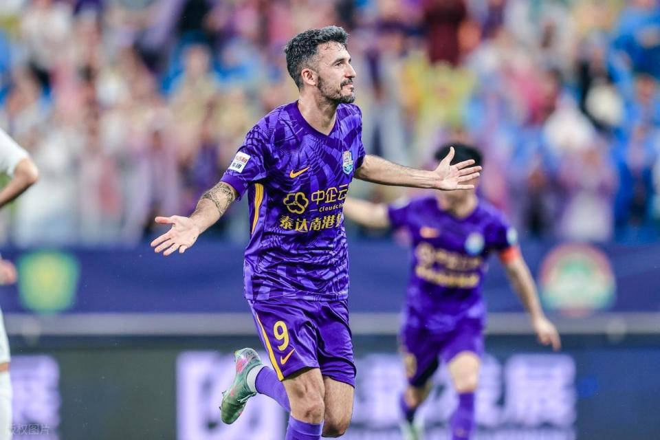 还是再进一, 脚后跟做球