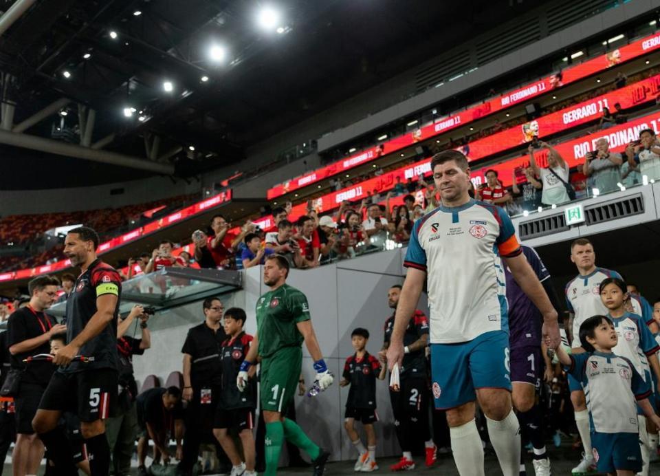 eBrog, 主动示意对, 主场馆上演